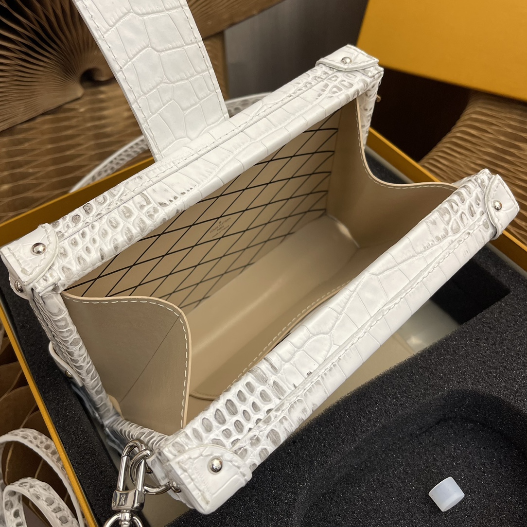 this Petite Malle handbag crafts a "little trunk" silhouette in - Bag 8