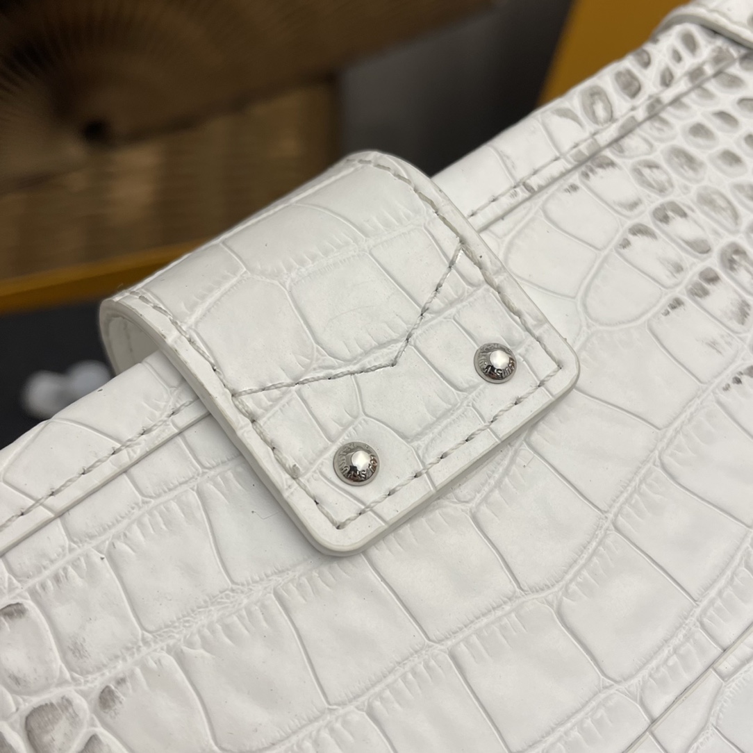 this Petite Malle handbag crafts a "little trunk" silhouette in - Bag 7