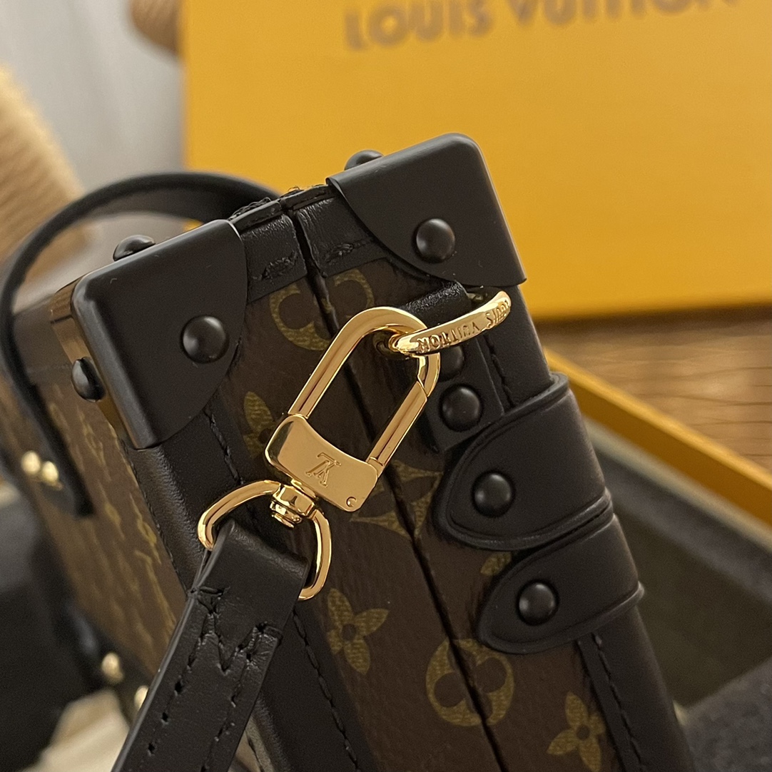 Every detail of this Petite Malle handbag is inspired by the historic - Bag 5