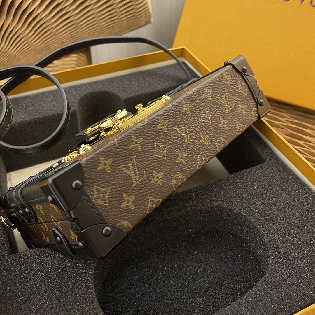 Every detail of this Petite Malle handbag is inspired by the historic - Bag 4
