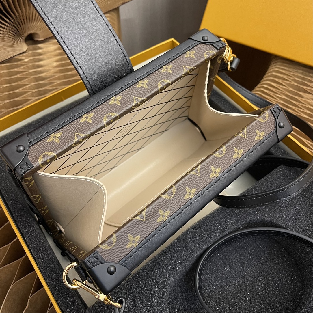 Every detail of this Petite Malle handbag is inspired by the historic - Bag 8