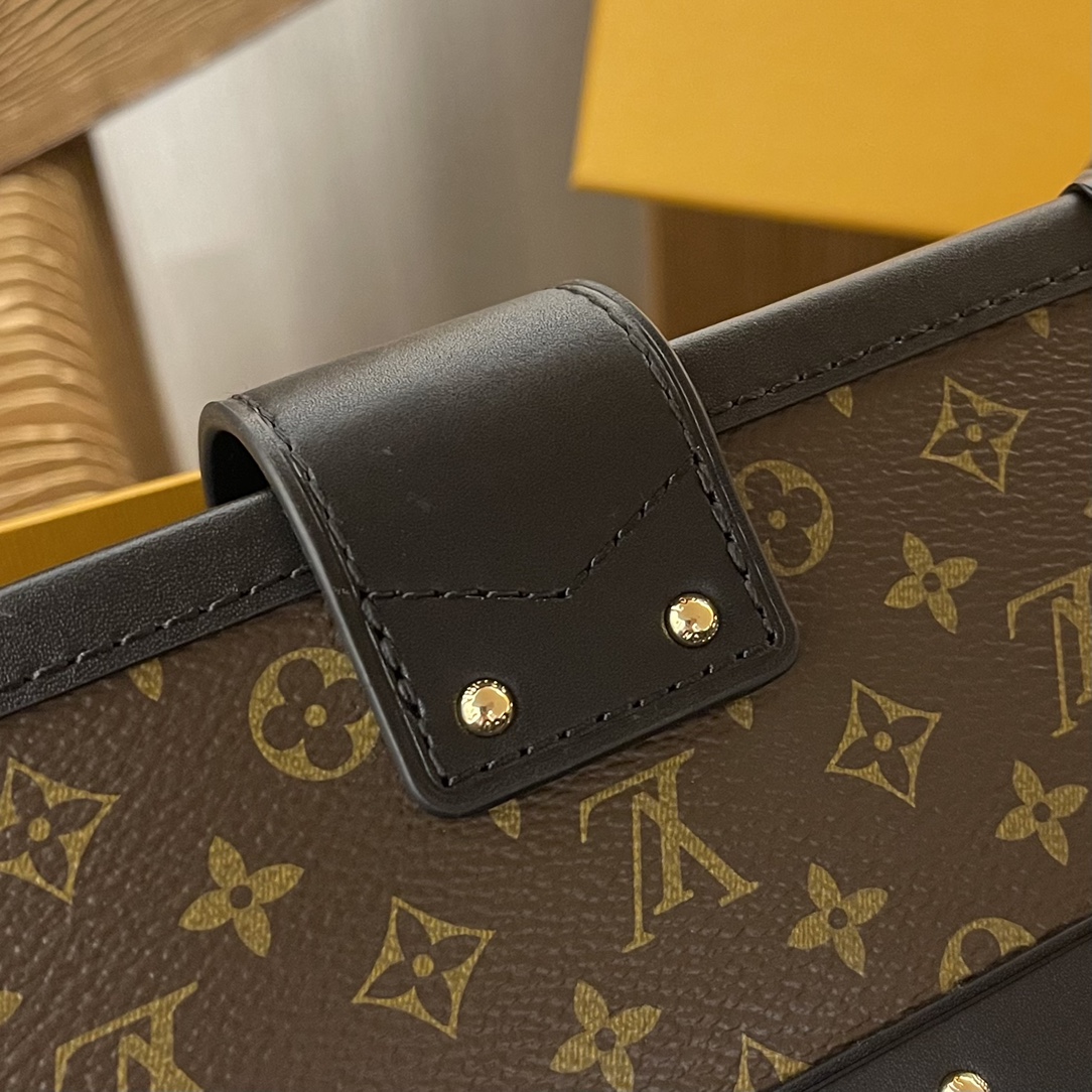 Every detail of this Petite Malle handbag is inspired by the historic - Bag 7