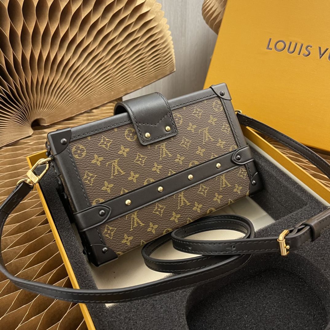 Every detail of this Petite Malle handbag is inspired by the historic - Bag 3