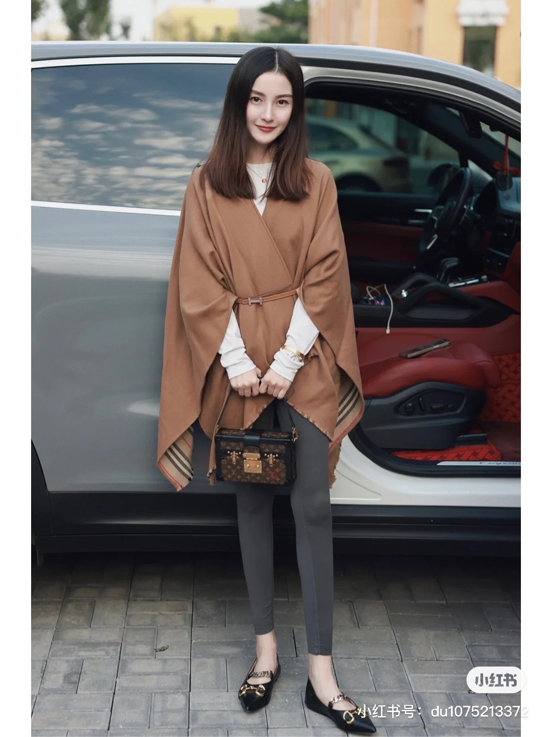 M45943 Bright Gold – On-body look. - Bag 3