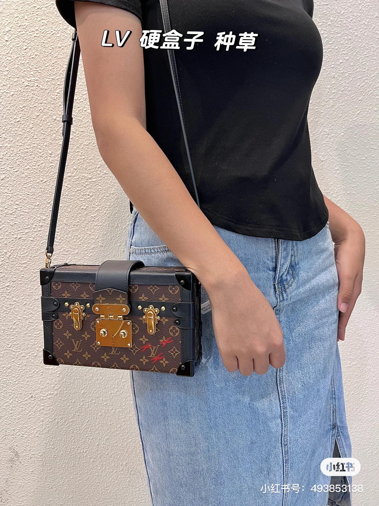 M45943 Bright Gold – On-body look. - Bag 7