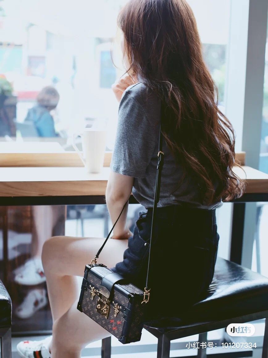 M45943 Bright Gold – On-body look. - Bag 5