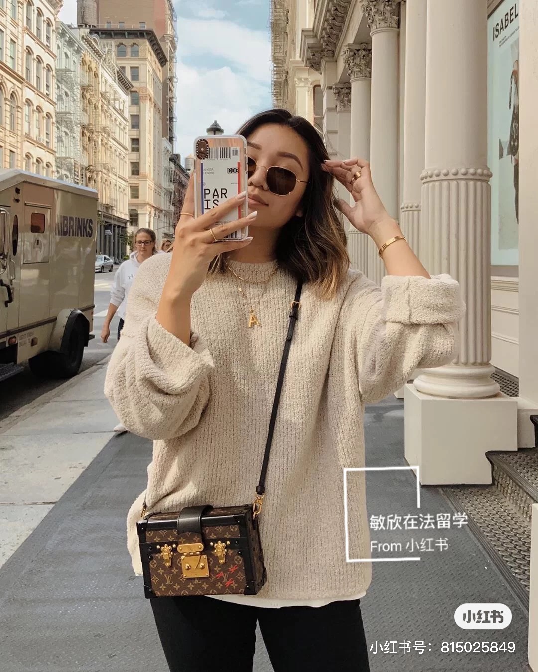 M45943 Bright Gold – On-body look. - Bag 9