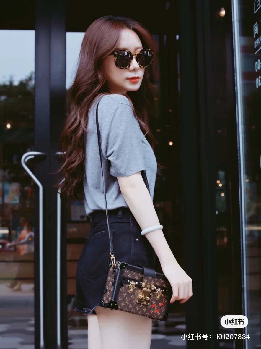 M45943 Bright Gold – On-body look. - Bag 6