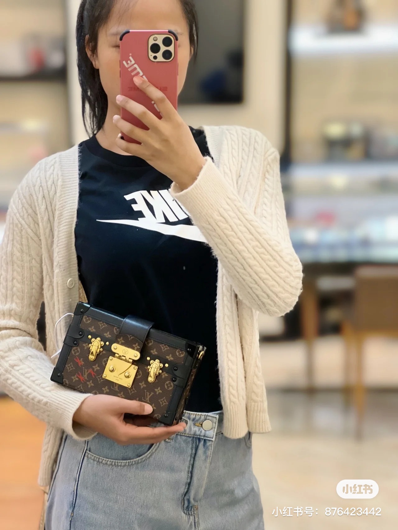 M45943 Bright Gold – On-body look. - Bag 2