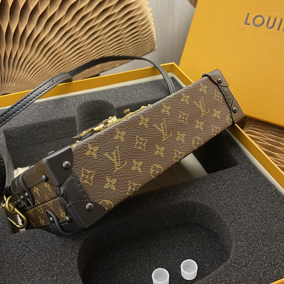Every detail of this Petite Malle handbag is inspired by the historic - Bag 4