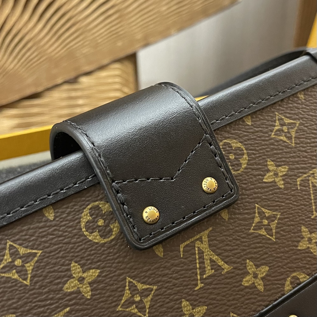 Every detail of this Petite Malle handbag is inspired by the historic - Bag 7