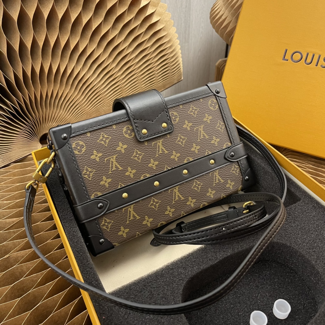 Every detail of this Petite Malle handbag is inspired by the historic - Bag 3