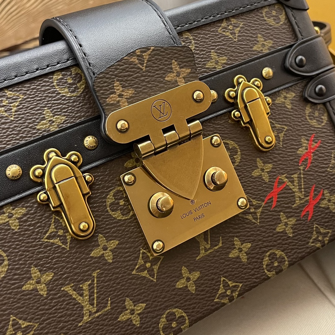 Every detail of this Petite Malle handbag is inspired by the historic - Bag 5