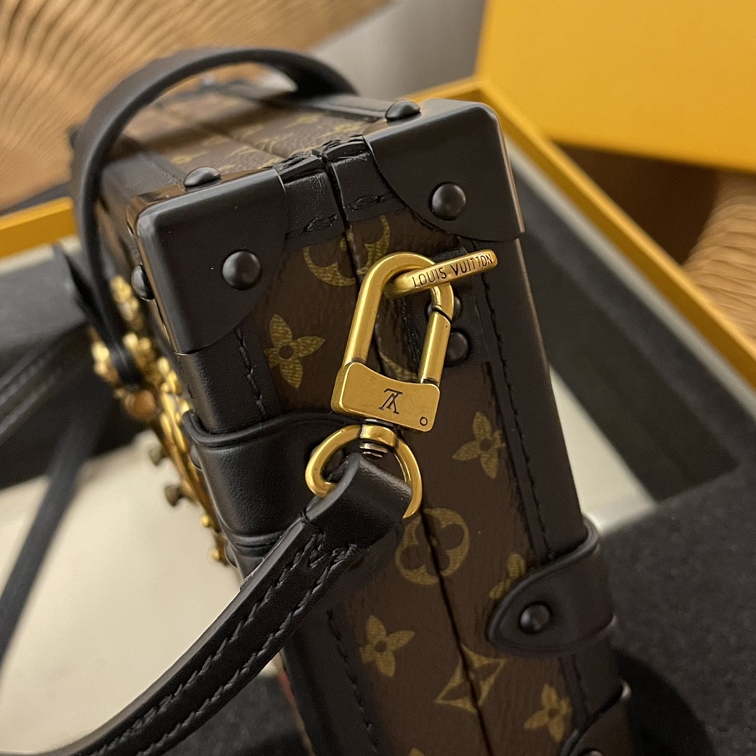Every detail of this Petite Malle handbag is inspired by the historic - Bag 6