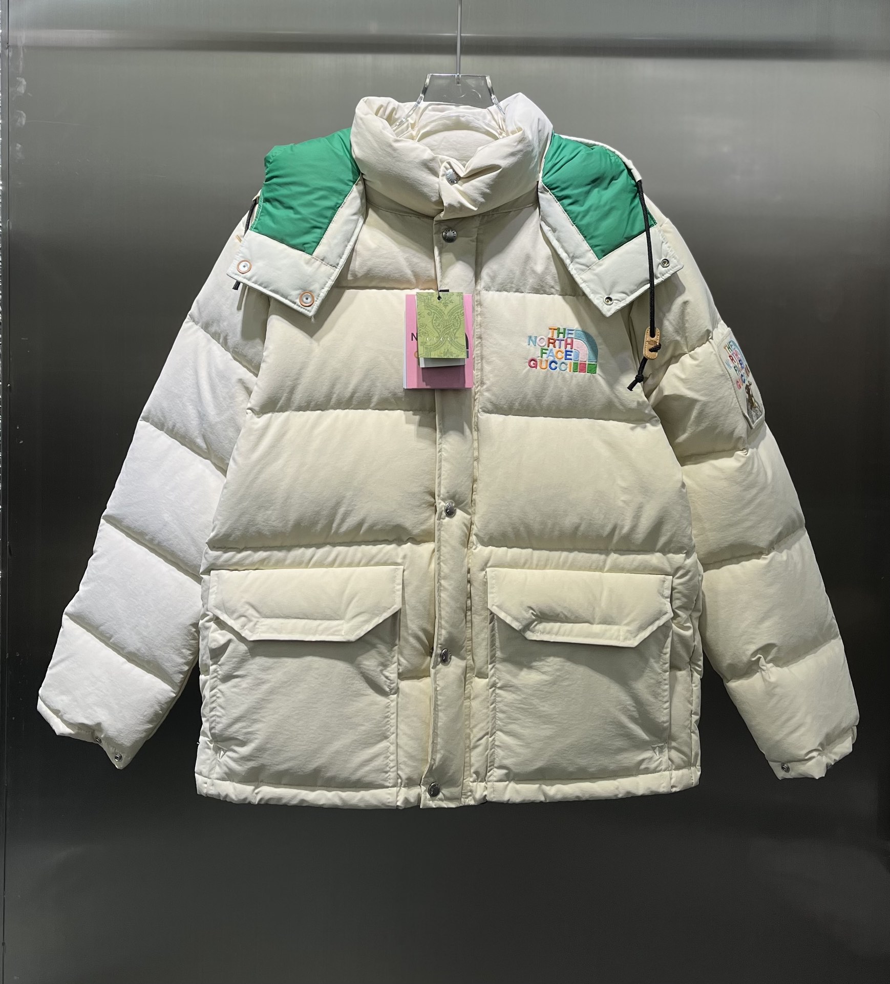 NO:696886,Comes with dust bag Gucc! The second installment of the × TNF North Face collaboration series. Fashionable down jacket. Embroidered rainbow letter logo. Super cute bear badge embroidery. Original custom-woven outdoor ripstop fabric. Super texture. Top 80 white goose down. High punch velvet. High fluff. Same style for men and women. High version,,gucci,The North Face,down jacket,19860909配防尘袋Gucc!×TNF北面 合作系列第二弹 时尚羽绒服 刺绣彩虹字母logo超可爱小熊徽章绣标 原版定织户外防撕裂面料 超有质感 顶级80白鹅绒 高冲绒 高蓬松 男女同款  高版本,,gucci,The North Face,down jacket,,Women's clothing