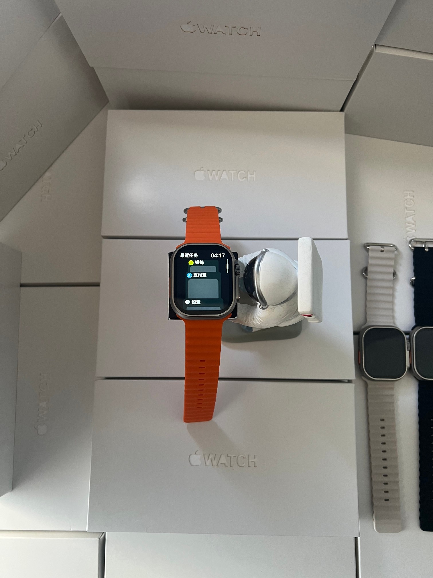 全网首发‼️极限s8u运动定制版
苹果Apple Watch8 Ultra 智能手表
1比1外观，苹果包装序列号可查
真螺丝，真卡扣，真49MM！！
原壳料开模  四面等宽黑边非常小
新增指南针功能，这个功能真的香
息屏显示 屏幕常亮 床头灯等功能
带离线支付 NFC门禁 语音助手等多种功能

全新进口瑞昱芯片 升级系统流畅度 目前最接近正品的版本
正品有的功能基本都有  给你奢华般体验
绑定app后可接收各种信息 查看信息内容
软件内置500+种表盘 可自定义图片表盘
目前功能最全的一款表 建议各位到手慢慢挖掘‼
