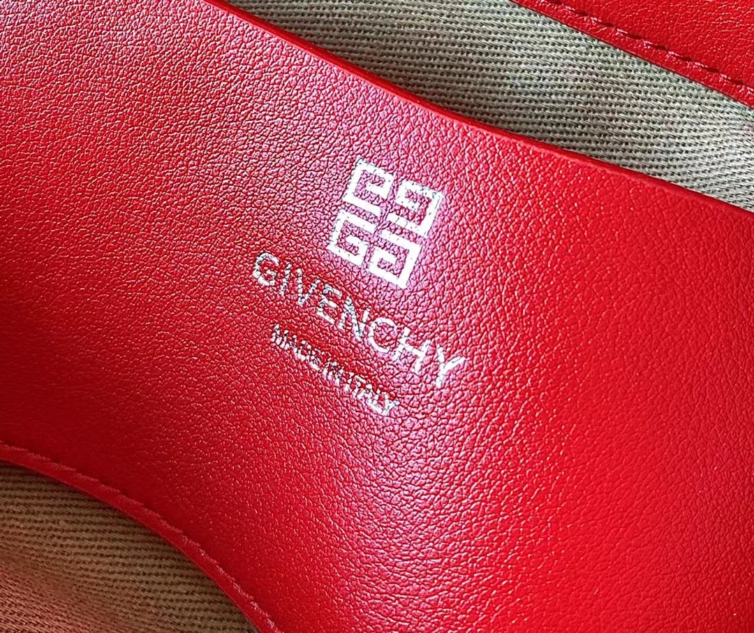 顶级原单Givenchy纪梵希最新款4GSOFTBAGUETTE最新法棍包经典又时尚.适合日常生活和白领