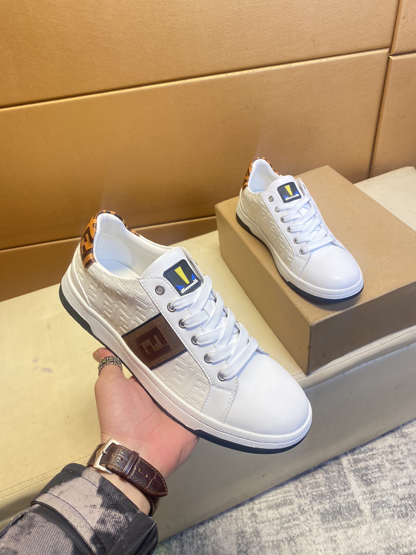 Exclusive first release of Fen~unique modern style sneakers. Casual shoes purchased at the counter. 