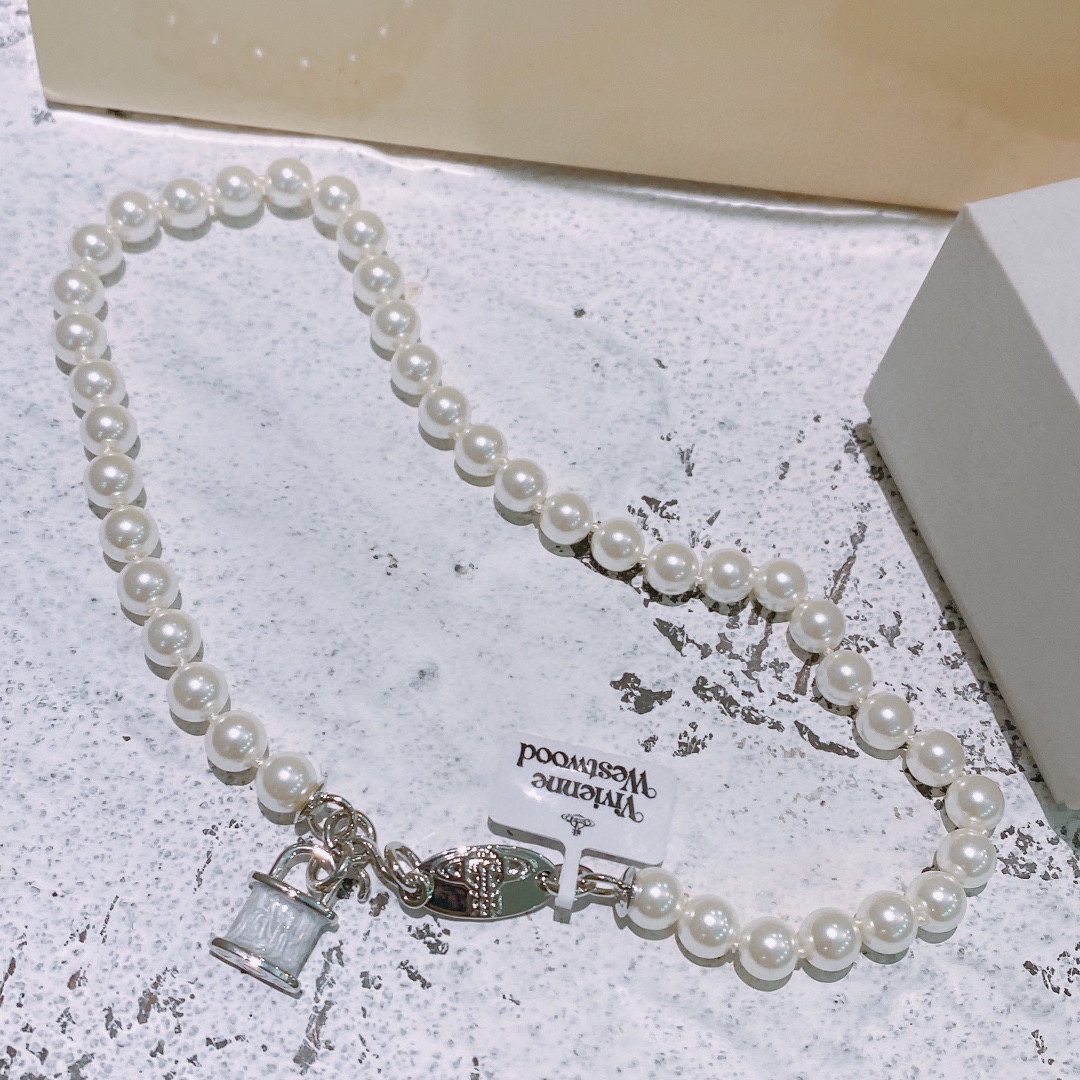 NO:103482,vivienne westwood Queen Mother Citizen necklace Saturn pearl necklace!  British fashion designer, mother of punk in fashion!  Fashionable and trendy style, powerful quality, super beautiful design!  The simple and elegant embroidery logo is exquisite. There is no need to worry about not looking good because of the new design of classic elements!  The perfect choice for gifts, fully showing the personality style. The quality is very high, the whole jewelry gives people a big brand aura and is very exquisite, making the whole person's level improves several levels, definitely worth buying, Queen Mother's necklace, necklace19860909vivienne westwood西太后项链土星珍珠项链！英国时装设计师,时装的朋克之母！时尚潮流风格,品质强大,超美的设计！简约大气刺绣Logo精致这个款不用担心不好看,因为经典的元素洋气的新设计！赠礼的完美之选,充分展现个性风范.品质非常整个首饰给人大牌气场的同时又非常精致,让整个人的层次提升好几个level绝对值得入手,西太后项链,necklace,Jewelry