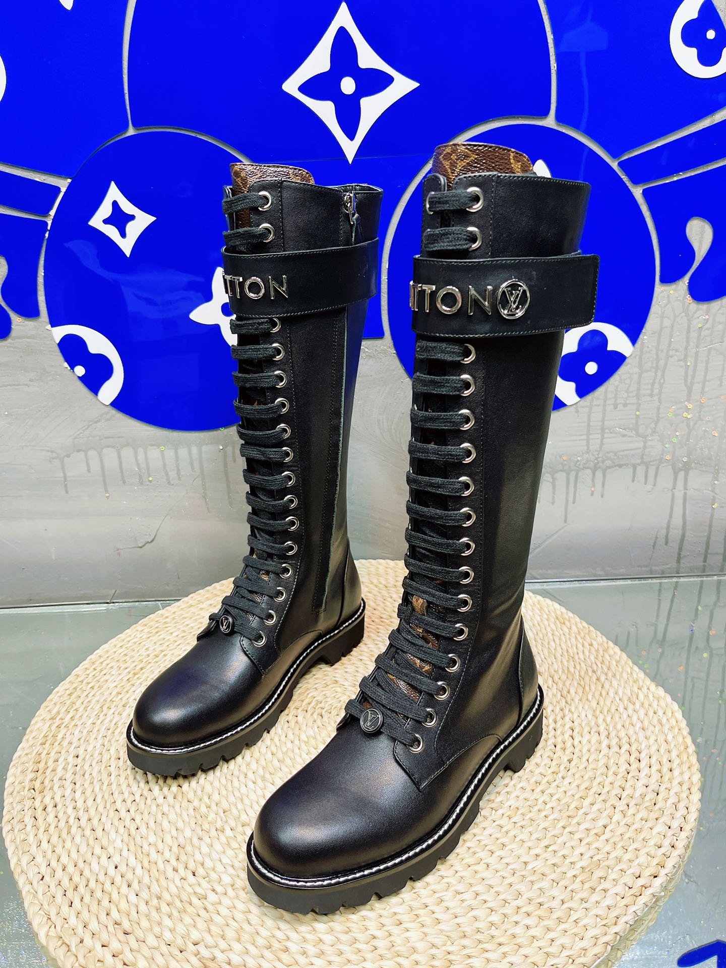 NO:594363,: (Top version) L Martin boots, top quality!  The latest new colors!  Our family makes this style, no matter the overall shape or detailed craftsmanship, the product is completely authentic!  The upper is made of original calfskin, electroplated logo process, and the zipper gear hardware embellishment is really cool and handsome [Proud] The different colors and materials of the boots are all customized from the original!  The sole is a double-layer imported cow leather combination sole, and the inner foot pad is made of cow leather. It is very heavy-duty!  The head is rounded, slightly tilted, handsome but not too neutral, sweet and sassy, ​​a perfect match for autumn and winter!  size34-43 (34.40.41.42.43 customized, non-returnable), boots, boots, cowhide19860909:（顶级版） L马丁靴,顶级品质！最新新色！咱家做这个款,无论是整体楦型还是细节工艺,出品完全正品气质！ 鞋面甄选原版小牛皮,电镀logo 工艺,拉链齿轮五金点缀真是又酷又帅[得意]靴筒不同配色不同材质都是原版定制的！鞋底双层进口牛皮革组合底,内里垫脚全牛皮,非常重工！ 头型圆润,微微有点翘起,帅气但不会太过中性,可甜可飒,秋冬配搭绝绝子单品！ size34-43（34.40.41.42.43定做不退换）,靴子,boots,cowhide,Women's Shoes