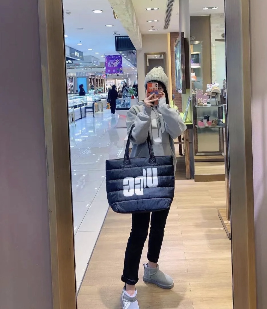 Designed for year-round wear, this practical shopper tote offers - Comprehensive 5