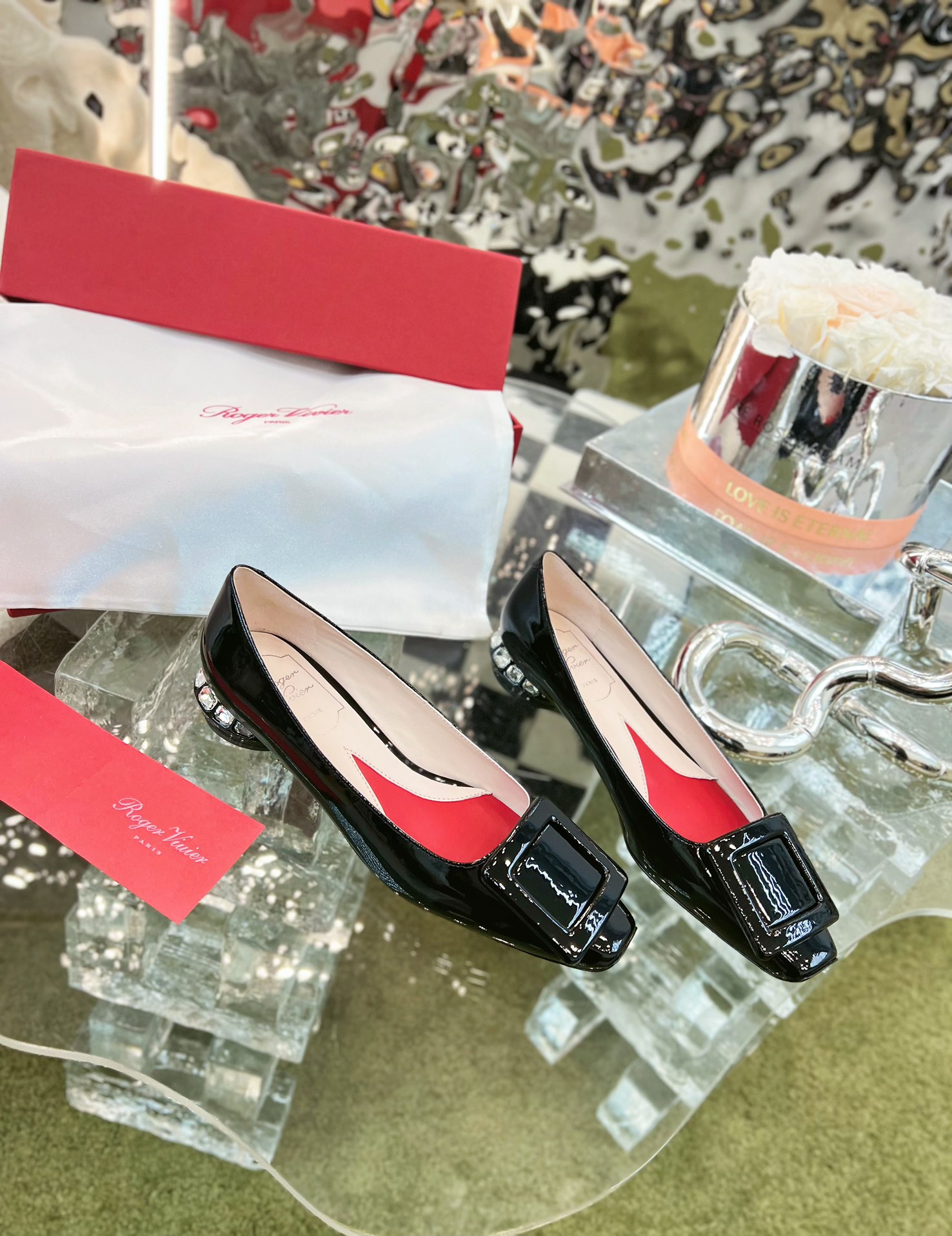 NO:616691,Jewel heel series new patent leather square buckle single shoes are available at the counter ★★★★★ A high-end style, the new round diamond heel is luxurious and exquisite, full of high-end, suitable for commuting and socialite style. The upper is imported calf patent leather. The lining: sheepskin lining + foot pad sheepskin. The outsole is Italian printed piece. Shoe size: 34-40 (34-40 customization is not returnable). Heel height: 2.5cm.  Delivery of luxury latest counters with simultaneous packaging, single shoes, sheepskin19860909专柜Jewel heel系列新款漆皮方扣单鞋上新 ★★★★★ 气质高级的一款,新款圆钻跟上脚奢华精致,高级感满满,通勤风名媛风都妥 鞋面进口小牛漆皮 内里: 羊皮内里+垫脚羊皮 大底意大利印刷片 鞋码: 34-40（34 40定制不退换） 跟高: 2.5cm  配送豪华最新专柜同步包装,单鞋,sheepskin,Women's Shoes