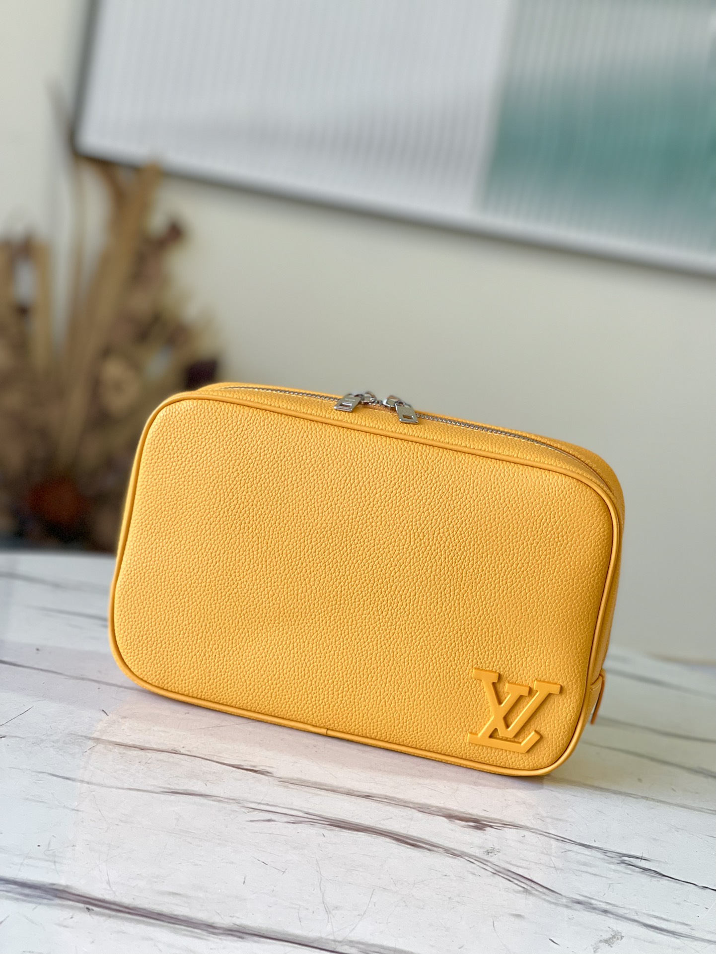 LOUIS VUITTON M20912 YELLOW FULL LEATHER CLUTCH CLUTCH COLLECTION toiletry bag