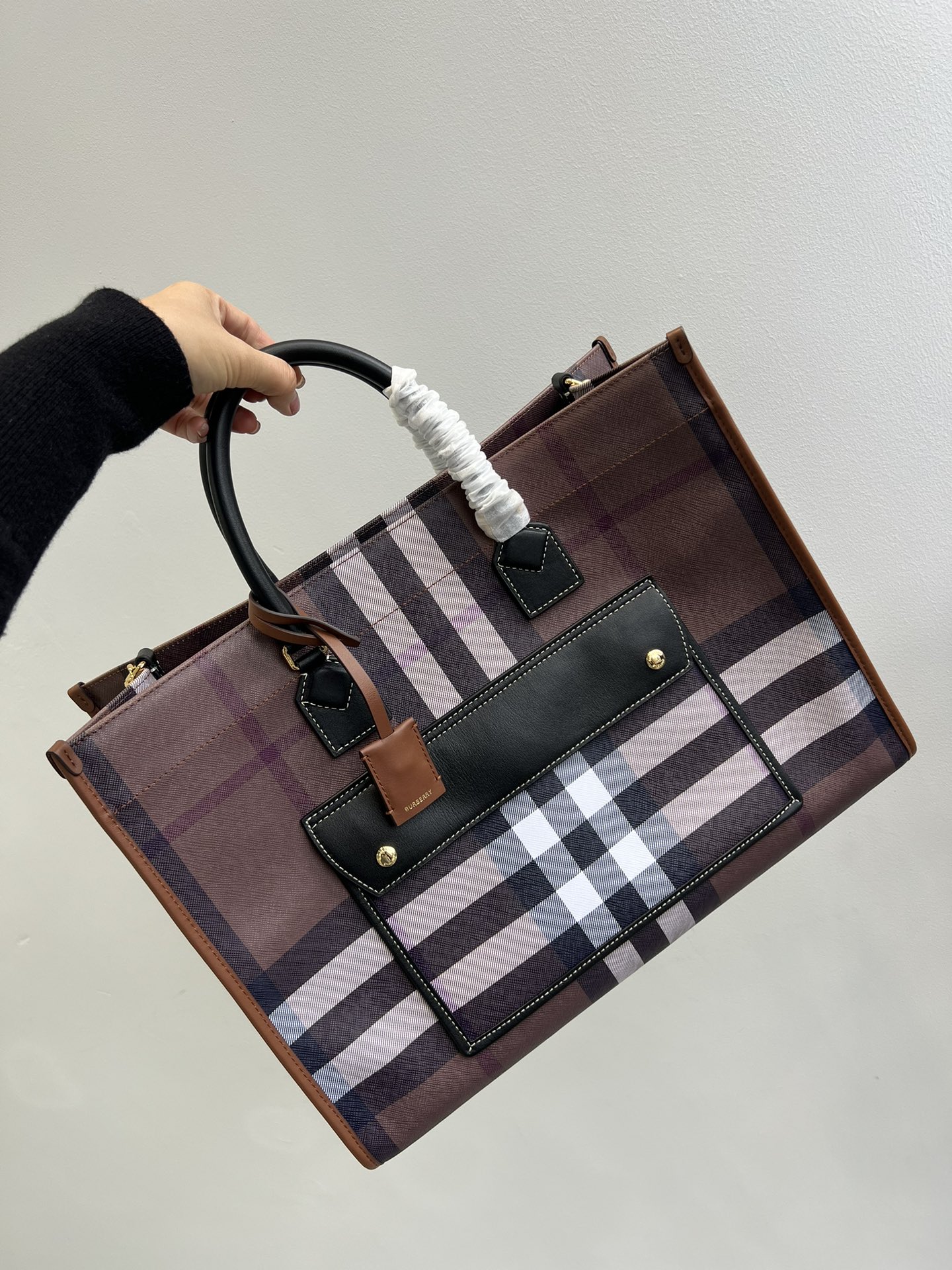 Burberry Freya Tote Bag in Vintage Check Canvas and Leather 4 i1670482227 6092 1