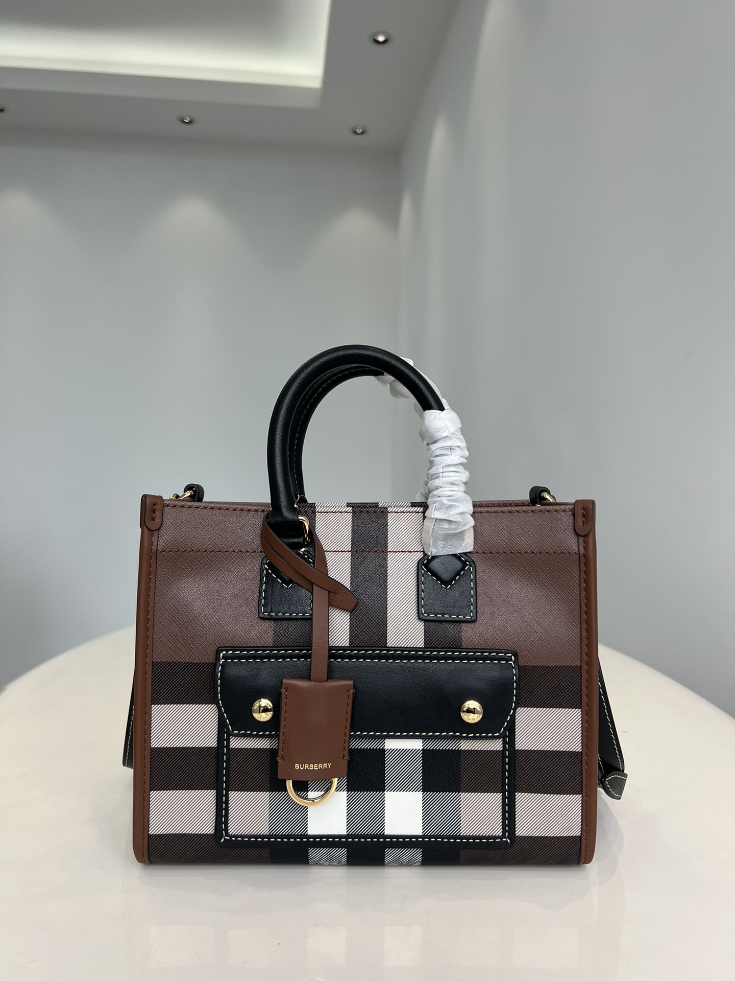 Burberry Freya Tote Bag in Vintage Check Canvas and Leather, 23 x 19 x 8 cm 4 i1670483106 3125 3