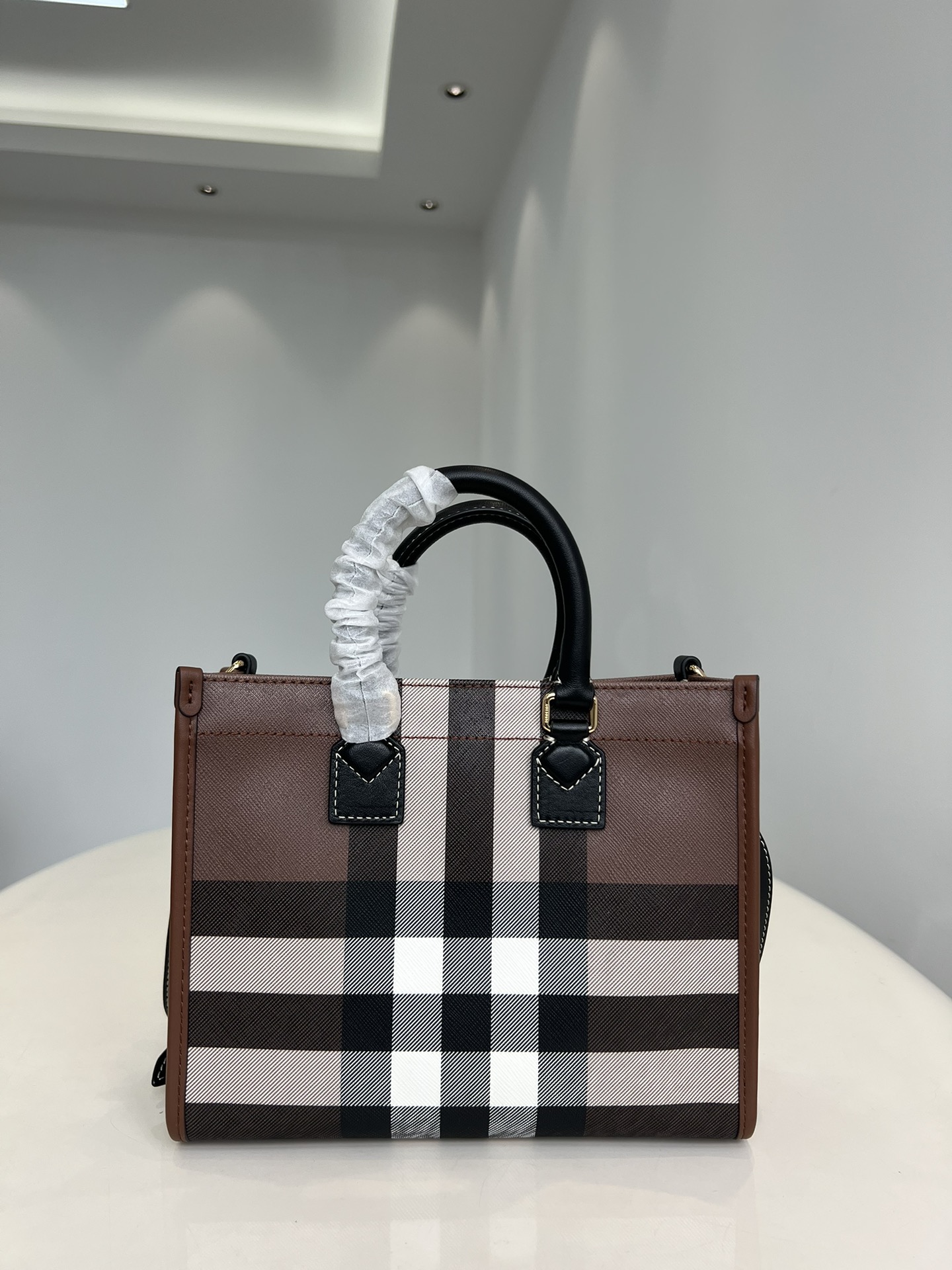 Burberry Freya Tote Bag in Vintage Check Canvas and Leather, 23 x 19 x 8 cm 6 i1670483106 4395 5