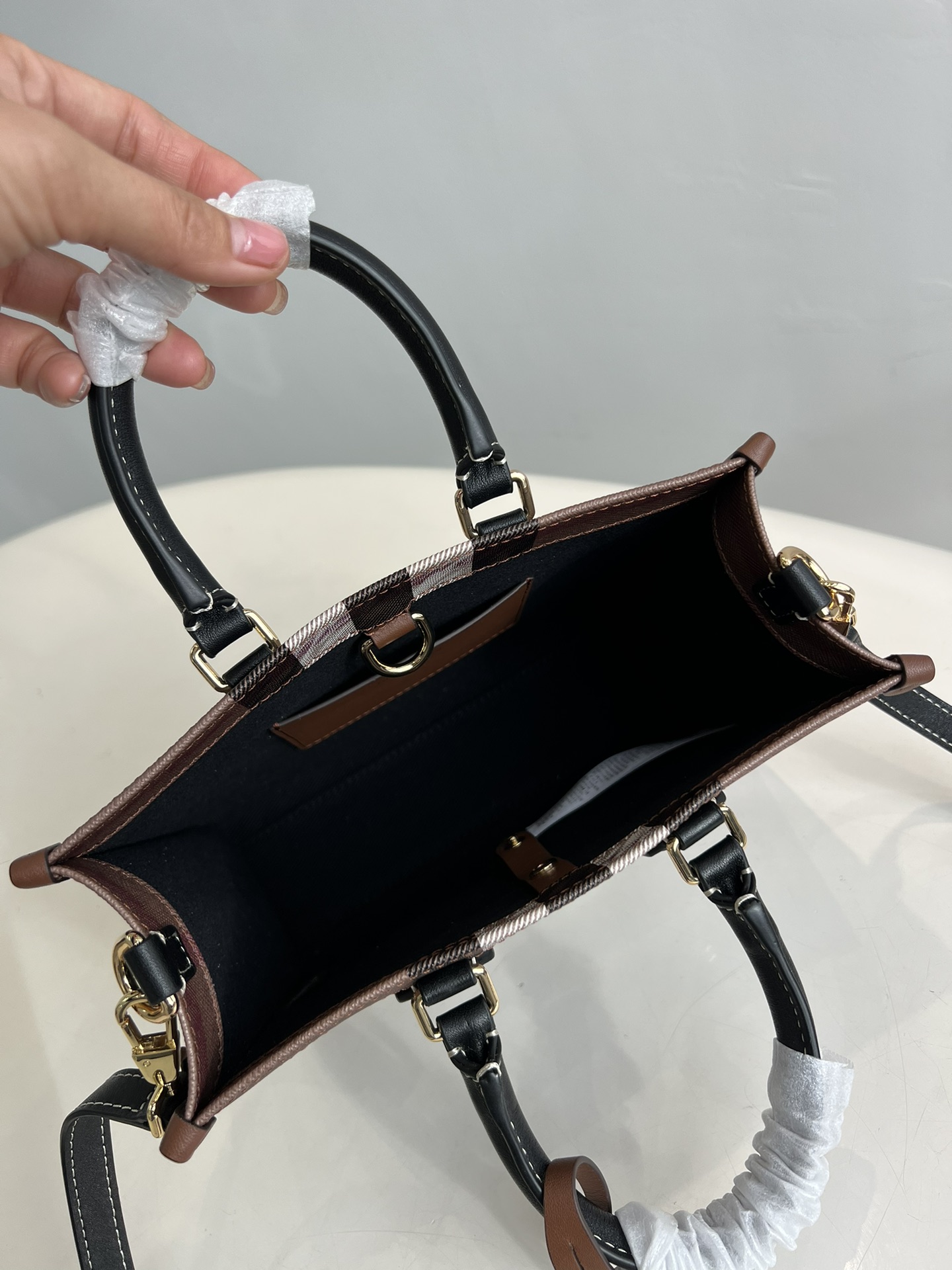 Burberry Freya Tote Bag in Vintage Check Canvas and Leather, 23 x 19 x 8 cm 8 i1670483106 5759 7