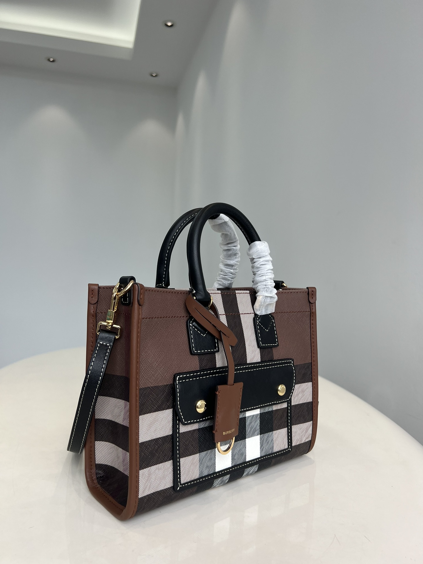 Burberry Freya Tote Bag in Vintage Check Canvas and Leather, 23 x 19 x 8 cm 5 i1670483106 6868 4