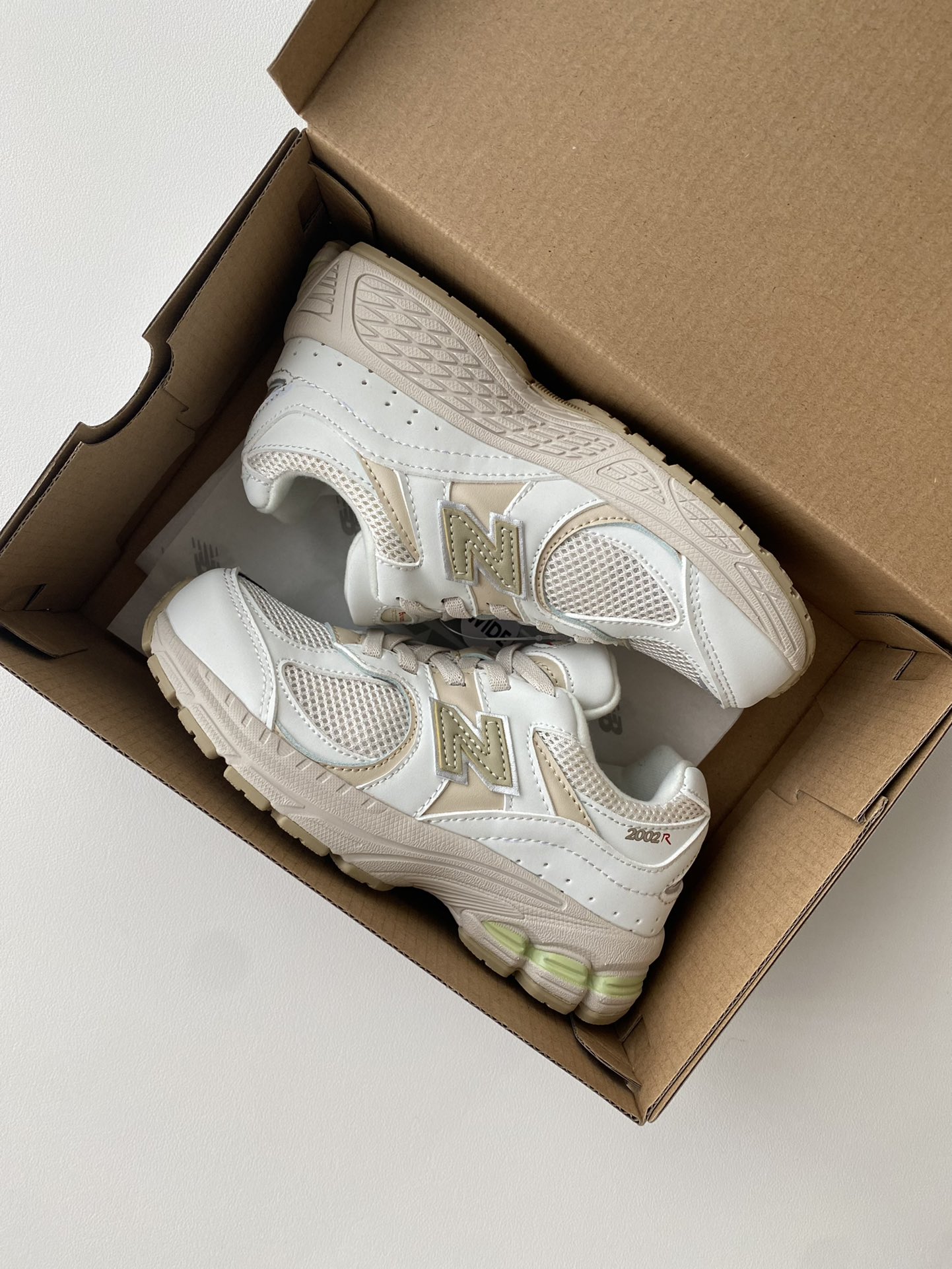 ~ 火爆款2002r童鞋🔥🔥🔥 一双超有质感的运动鞋，一脚蹬松紧带设计，搭配防滑橡胶大底，好穿又好搭！锁死它-选品中心