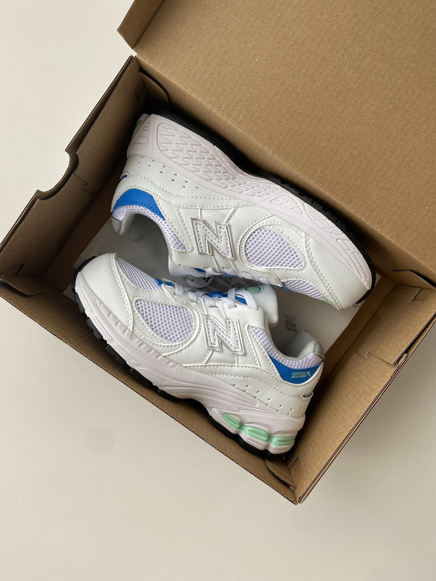 图片[2]-~ 火爆款2002r童鞋🔥🔥🔥 一双超有质感的运动鞋，一脚蹬松紧带设计，搭配防滑橡胶大底，好穿又好搭！锁死它-选品中心