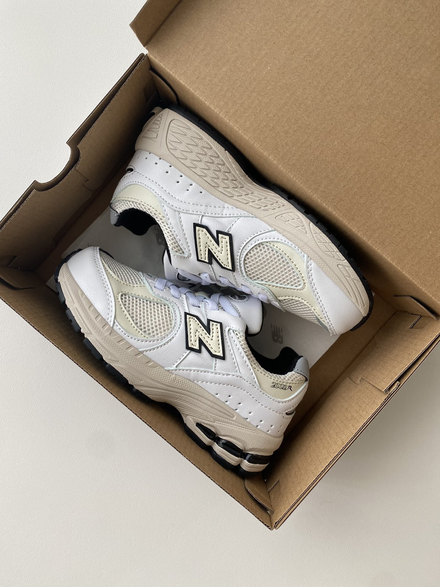 图片[8]-~ 火爆款2002r童鞋🔥🔥🔥 一双超有质感的运动鞋，一脚蹬松紧带设计，搭配防滑橡胶大底，好穿又好搭！锁死它-选品中心