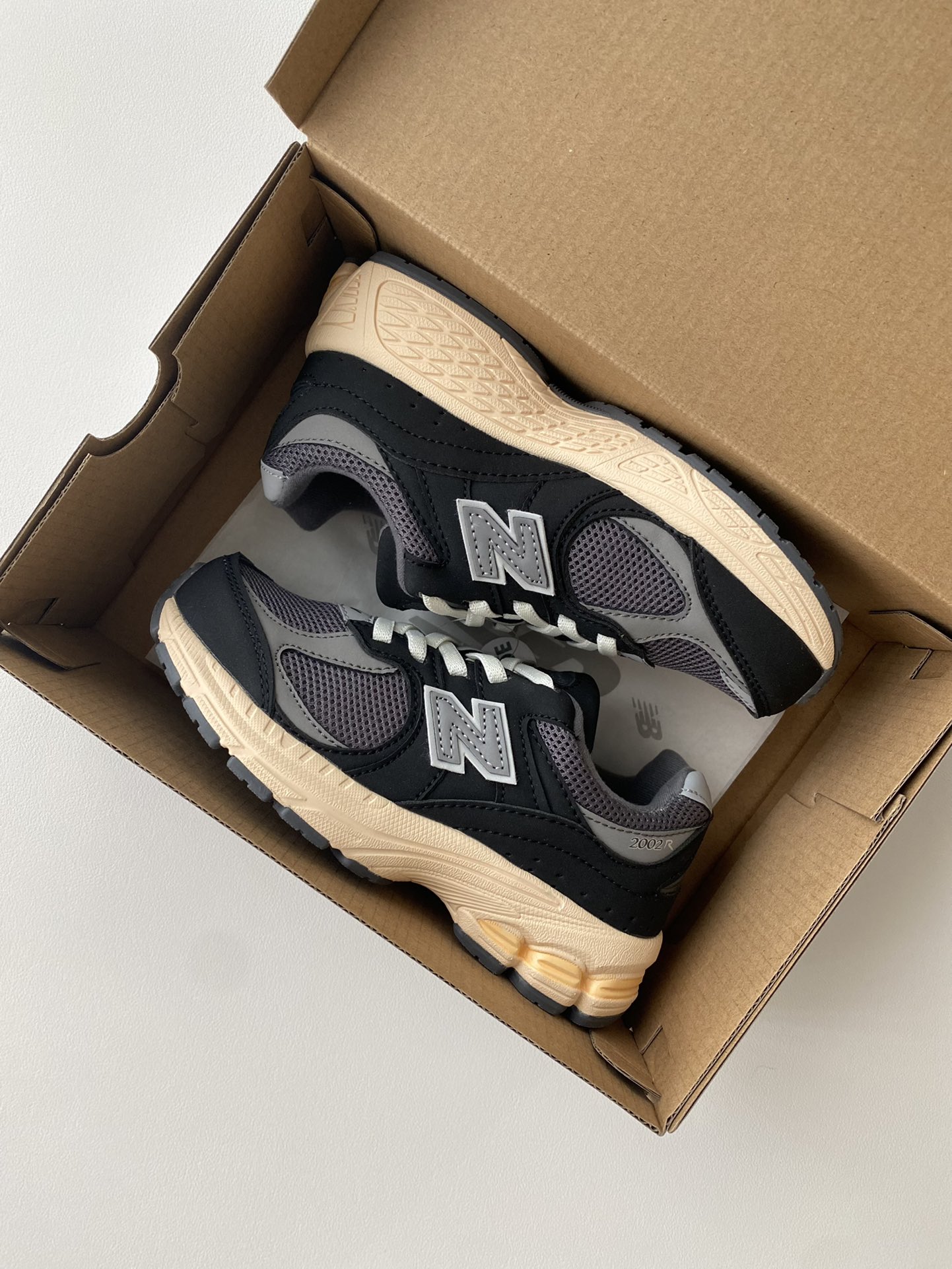 图片[6]-~ 火爆款2002r童鞋🔥🔥🔥 一双超有质感的运动鞋，一脚蹬松紧带设计，搭配防滑橡胶大底，好穿又好搭！锁死它-选品中心