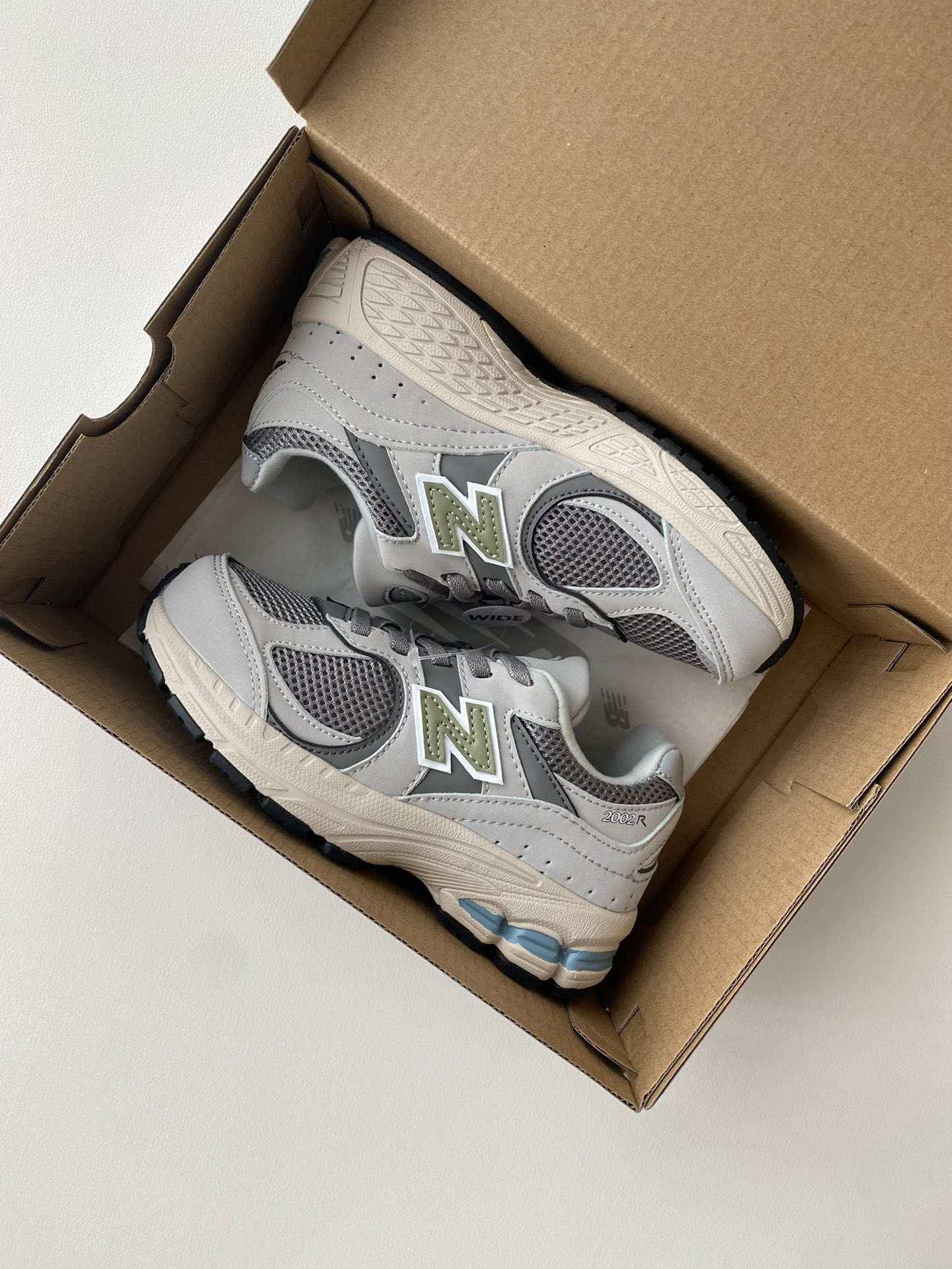 图片[3]-~ 火爆款2002r童鞋🔥🔥🔥 一双超有质感的运动鞋，一脚蹬松紧带设计，搭配防滑橡胶大底，好穿又好搭！锁死它-选品中心