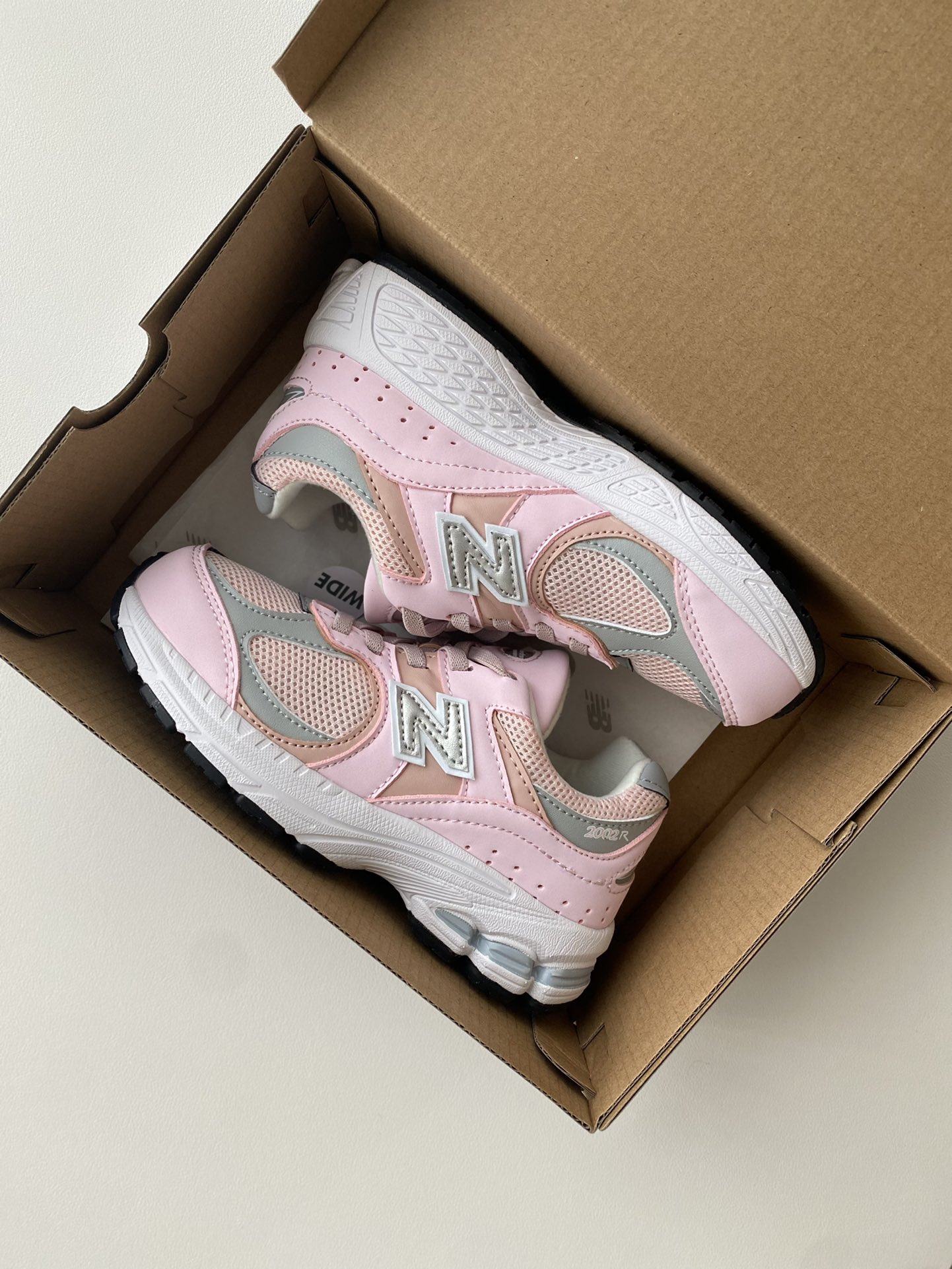 图片[9]-~ 火爆款2002r童鞋🔥🔥🔥 一双超有质感的运动鞋，一脚蹬松紧带设计，搭配防滑橡胶大底，好穿又好搭！锁死它-选品中心