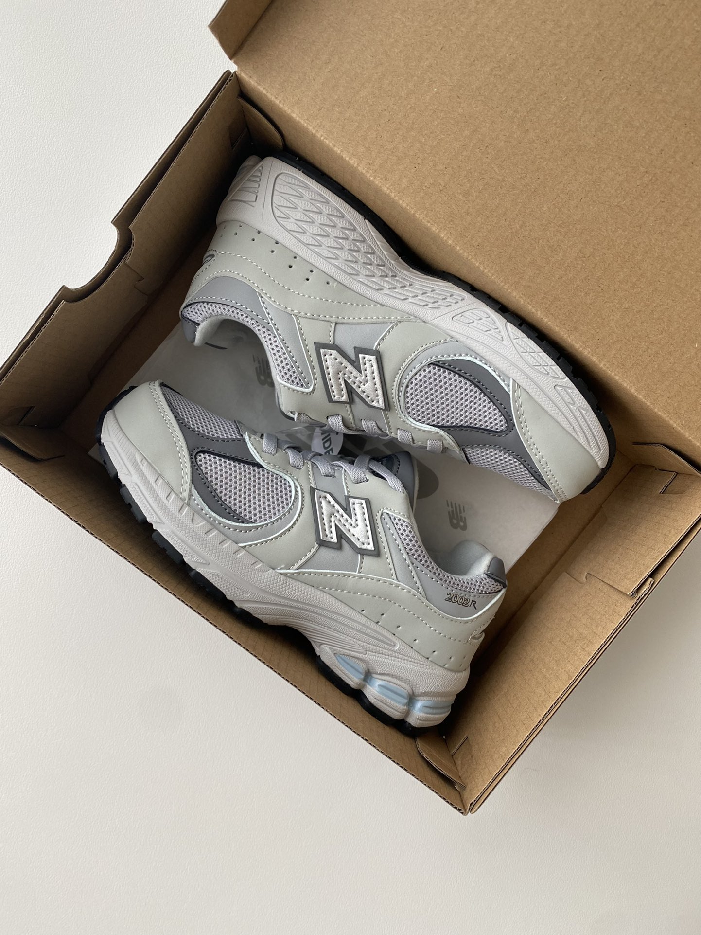 图片[4]-~ 火爆款2002r童鞋🔥🔥🔥 一双超有质感的运动鞋，一脚蹬松紧带设计，搭配防滑橡胶大底，好穿又好搭！锁死它-选品中心