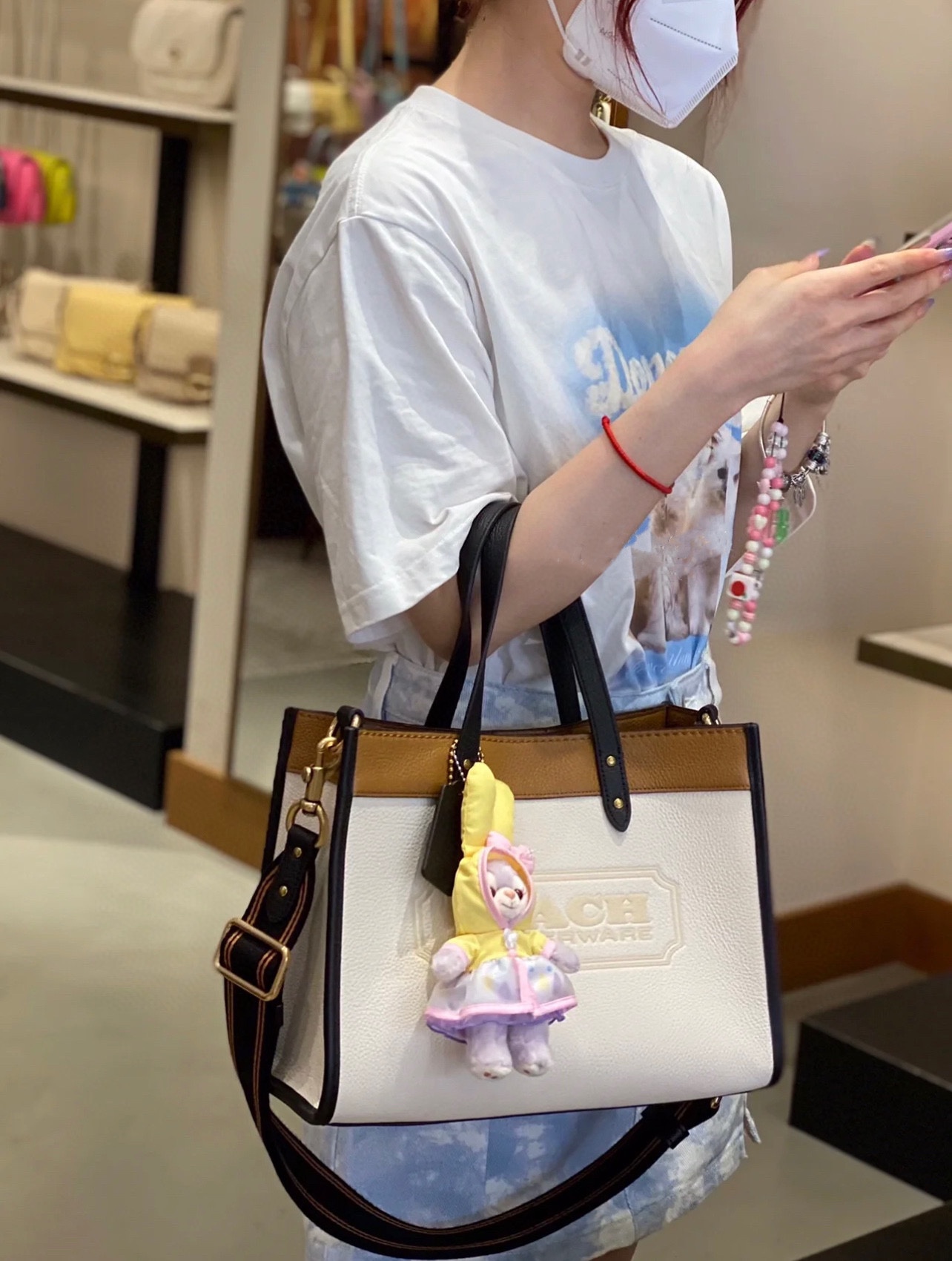 蔻驰横版托特包💰260 全局采用精致牛皮革,饰有Coach徽章,中性色调可以适合任何穿搭,手提同时附带的轻盈编织肩带可供肩背或斜挎,无论日常通勤还是度假出游都能轻松搭配。 规格:30*23*15.5cm