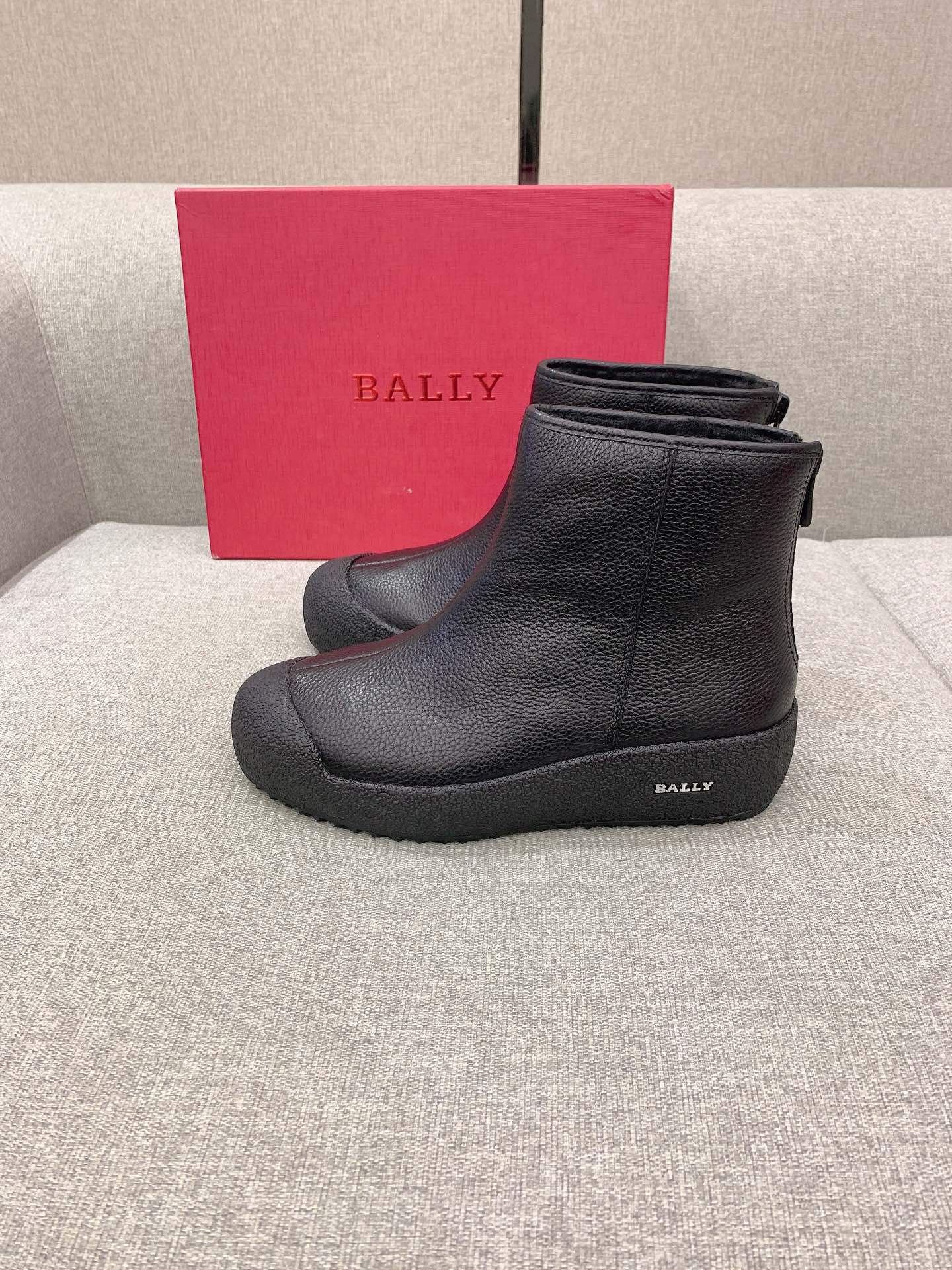 “1525 Offer: Ball’s New Security Snow Boots in White and Black” - 图片 3