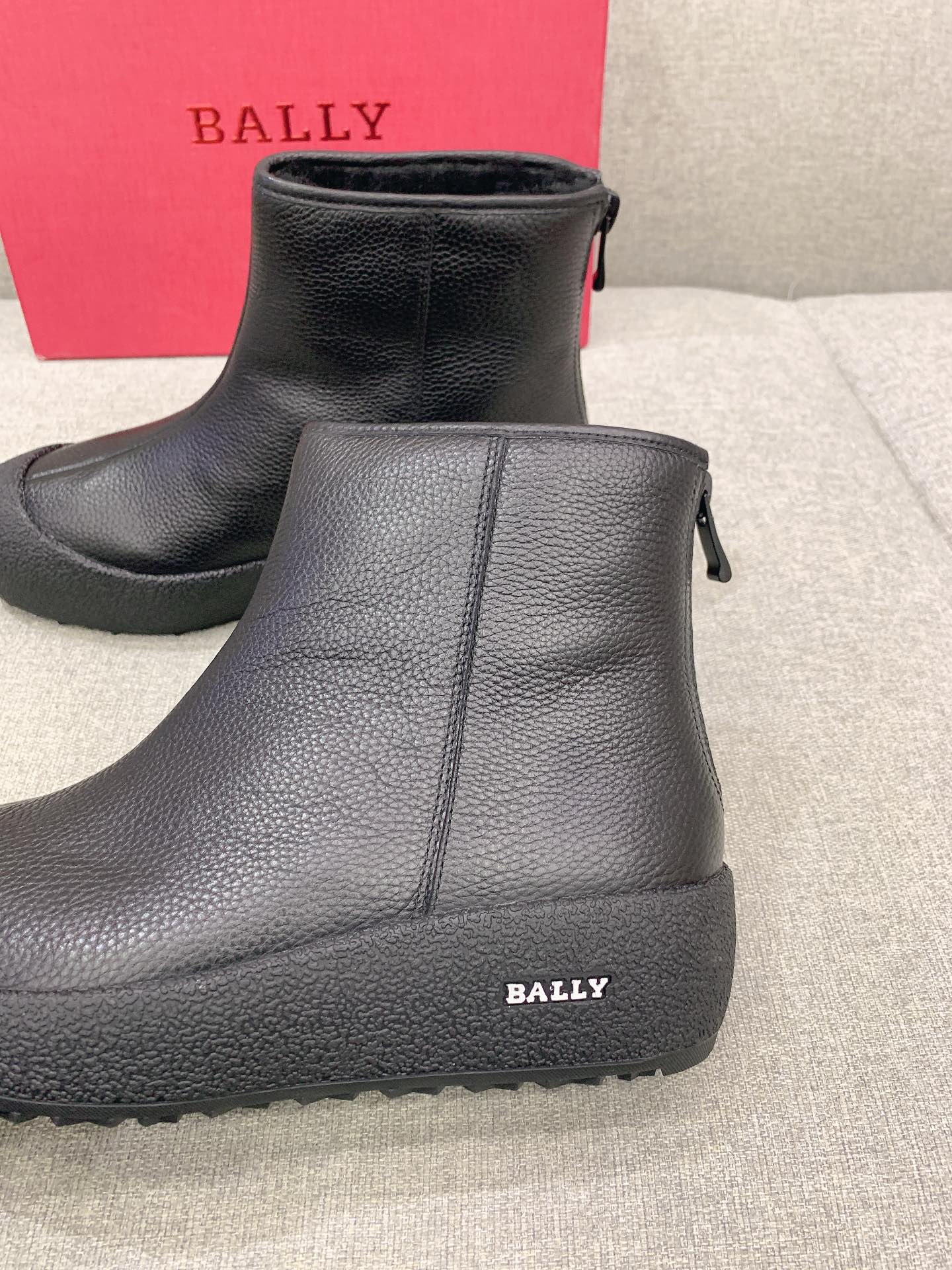 “1525 Offer: Ball’s New Security Snow Boots in White and Black” - 图片 7