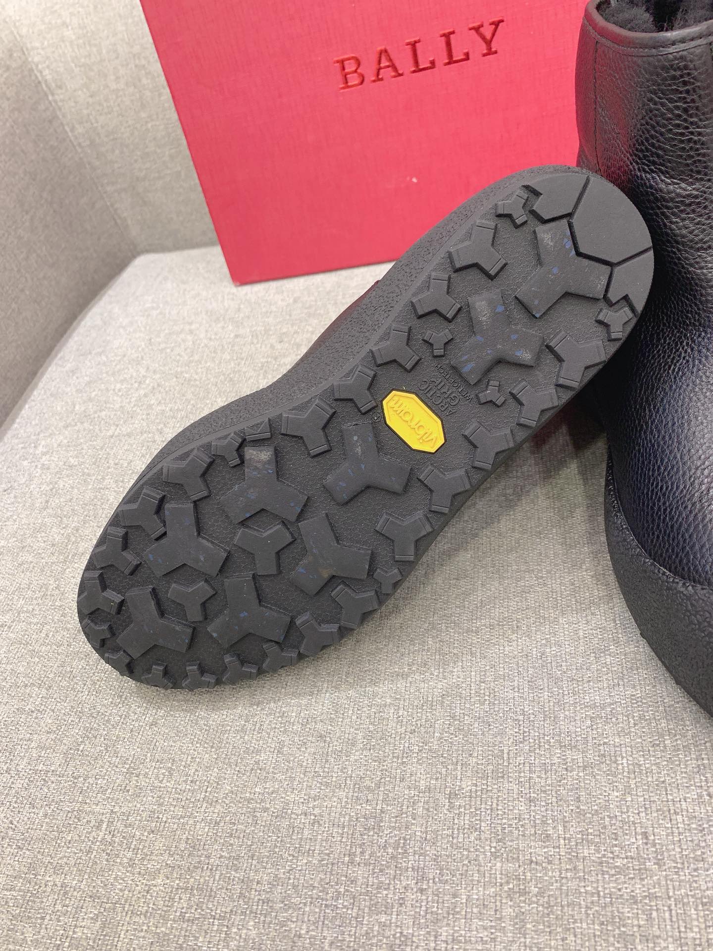 “1525 Offer: Ball’s New Security Snow Boots in White and Black” - 图片 9