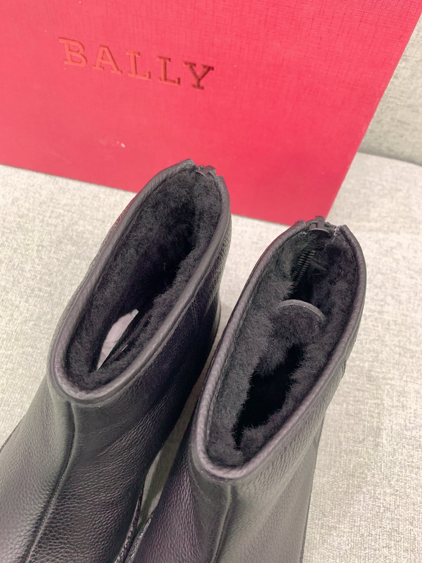 “1525 Offer: Ball’s New Security Snow Boots in White and Black” - 图片 6