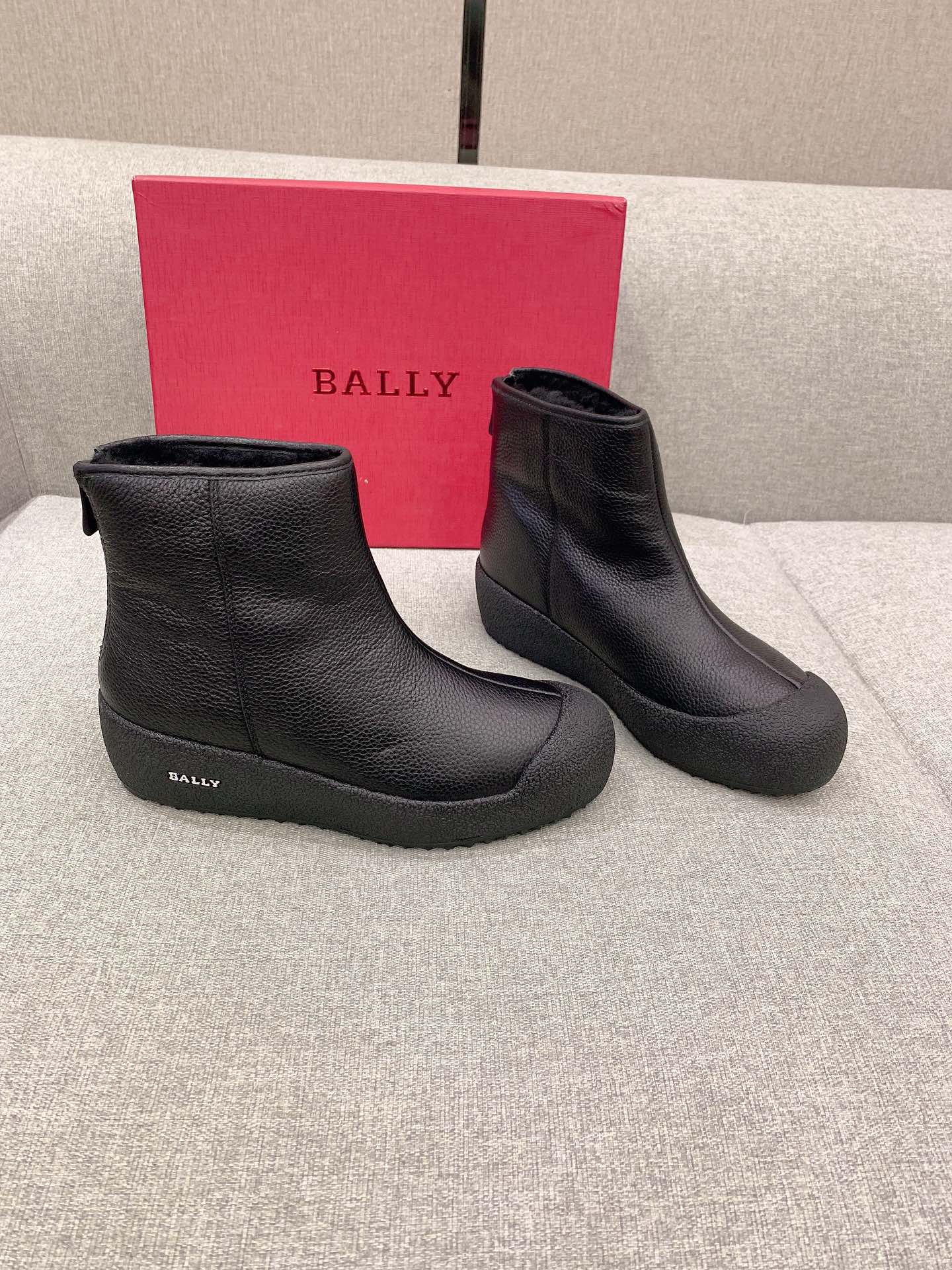 “1525 Offer: Ball’s New Security Snow Boots in White and Black” - 图片 2