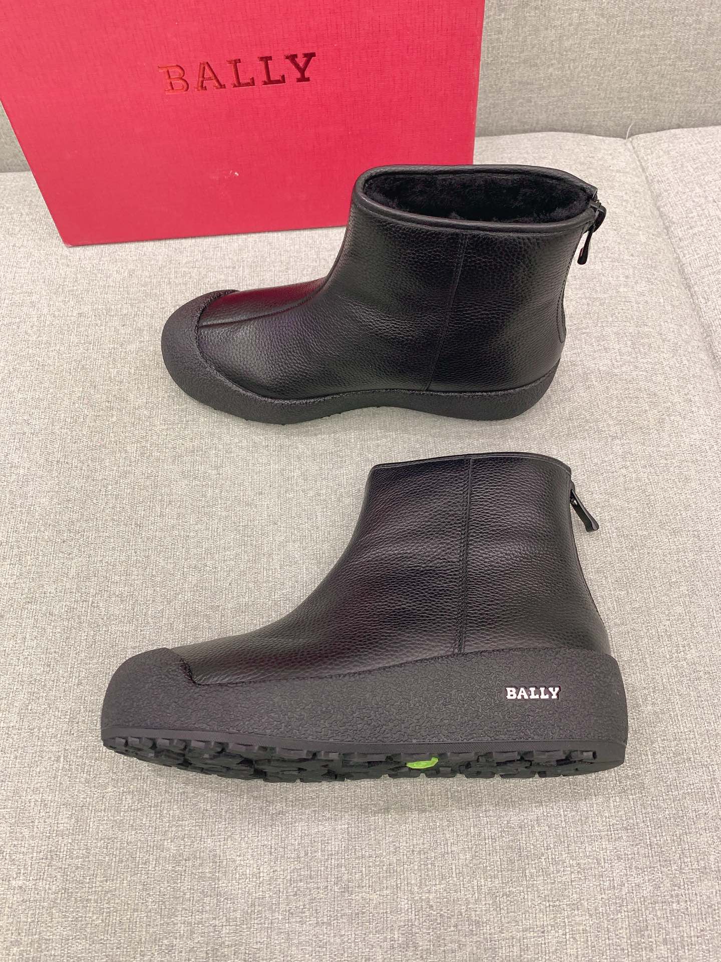 “1525 Offer: Ball’s New Security Snow Boots in White and Black” - 图片 4