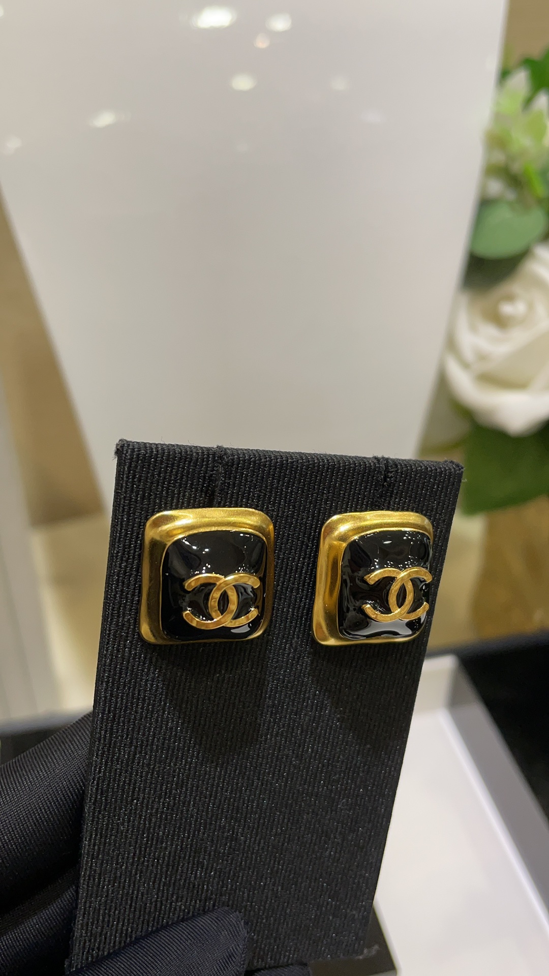NO:634936,88160 arrived today. 23C early spring new retro black and gold double C small square earrings. Low-key and elegant black small sugar cubes. Super eye-catching. At first glance, you must buy it if you like retro metal feeling!  The top version is not a loss if you invest in it. Just the right size and very versatile. Exclusive purchase developed and customized by yb. Brass material. Resin craftsmanship. Earrings, Cartier high-end jewelry.1986090988160今日到货 23C早春新款复古黑金色双C小方块耳钉 低调又优雅的黑色小方糖 超级耐看 一眼心动 喜欢复古金属感的一定要入！ 顶级版本入股不亏 恰到好处的尺寸超百搭 独家购入yb开发定制 黄铜材质 树脂工艺 耳钉,,卡迪亚高端饰品,Jewelry
