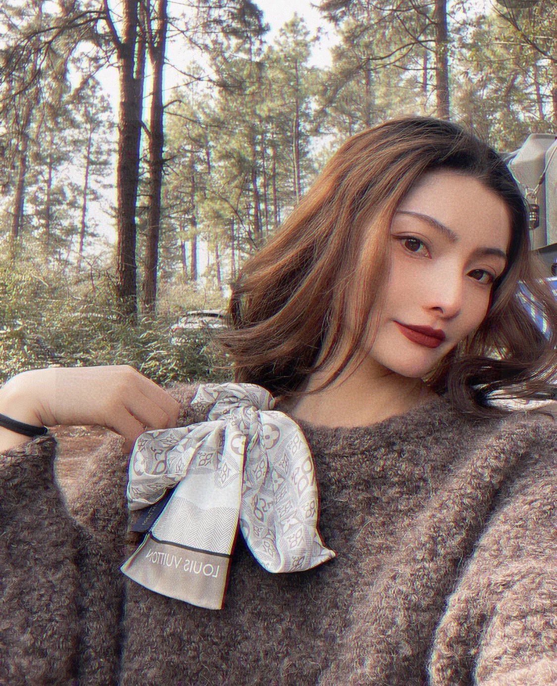 NO:293495,Special 55 New ~ Since 1854 Silk tow hairbands showcase Nicolas Ghesquière's clever fusion of classic elements 1854 The digital represents the year of the brand's founding, and the floral patterns echo LV Monogram canvas design. Size 7*~Scarf streamers, streamers, hair bundles, louis vuitton, real silk19860909特55 上新～Since 1854 真丝束发带以新颖笔触展现 Nicolas Ghesquière 对经典元素的巧妙融合1854 数字代表品牌创始之年,花卉图案呼应 LV Monogram 帆布设计. 尺寸7*～丝巾飘带,飘带，发束,louis vuitton,real silk,accessory