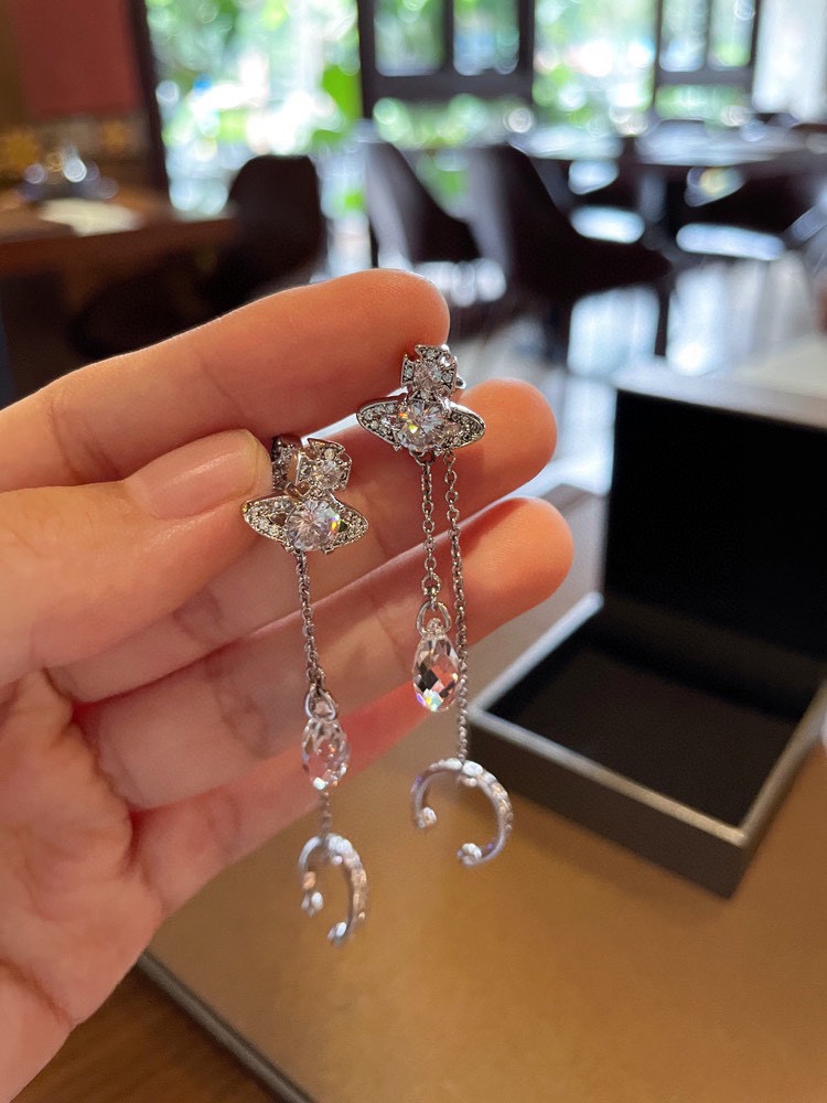 Vivienne Westwood 西太后耳环Vivienne Westwood 在国内粉丝称为(西太后)在时装界享有“朋克之母”的称号