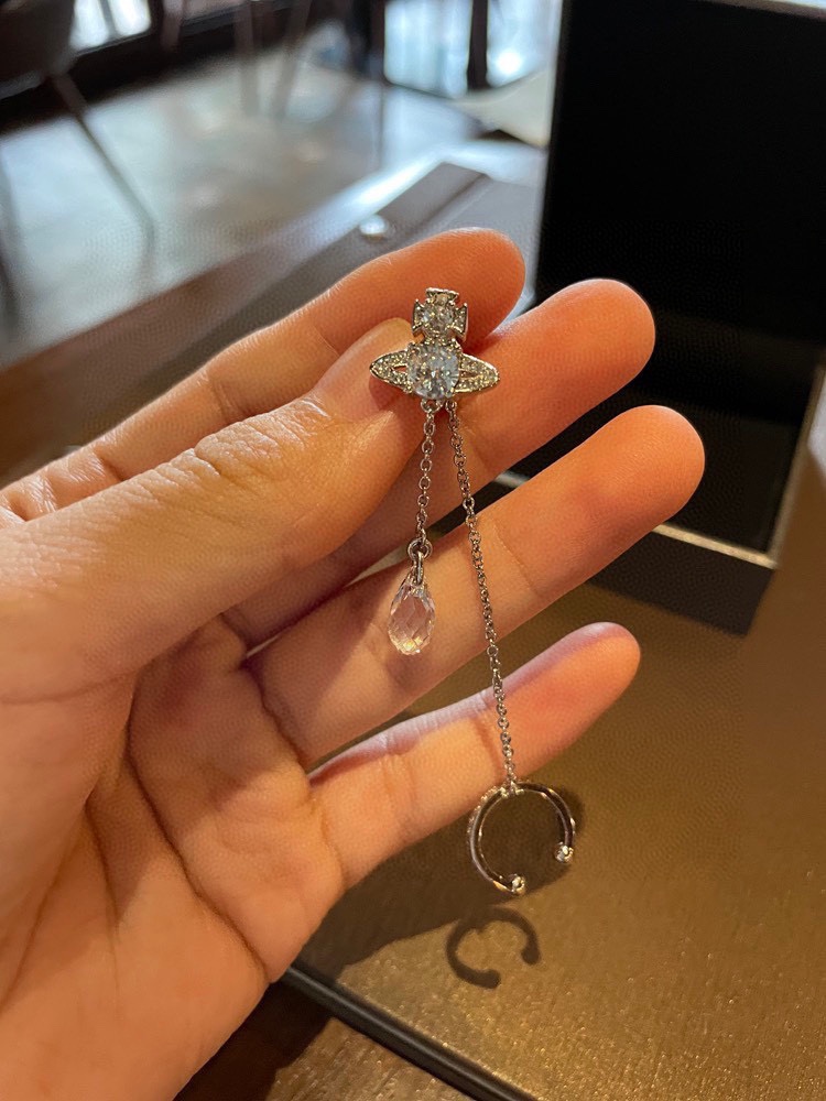 Vivienne Westwood 西太后耳环Vivienne Westwood 在国内粉丝称为(西太后)在时装界享有“朋克之母”的称号